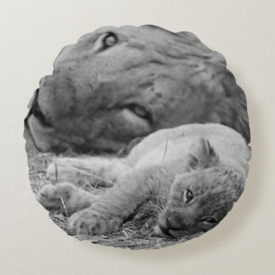 Cojín Redondo Cubo de león lindo descansando con padre