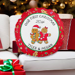 Cojín Redondo Cuidar nuestra primera Navidad con el hombre de pa<br><div class="desc">Añade tus nombres y el año a esta linda almohada personalizada de Navidades de "Nuestra Primera Navidad" con una linda pareja de jengibre.</div>