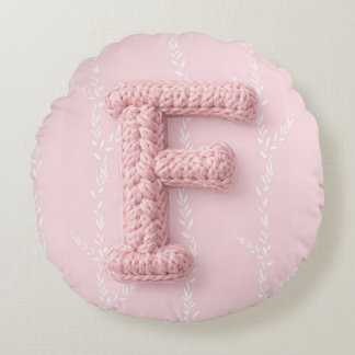 Cojín Redondo Cute boho pink crocheted letter F Round Pillow