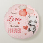 Cojín Redondo Cute Panda Love Red Heart Balloons de Valentine<br><div class="desc">Este bigote de almohada de tiro muestra un adorable oso panda sosteniendo globos en forma de corazón con un espacio para escribir tu mensaje de amor. Perfecto como regalo de San Valentín, sorpresa de aniversario, una forma cuidadosa de mostrar tu amor, esta almohada es un recordatorio adorable de la alegría...</div>