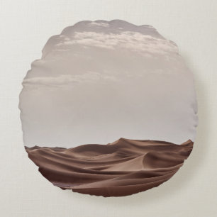 COJÍN REDONDO DESIERTO MARRÓN BAJO NUBES BLANCOS