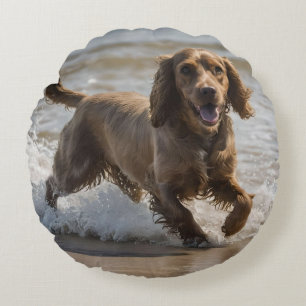 Cojín Redondo "Diversión costera: Una obra de Cocker Spaniel en