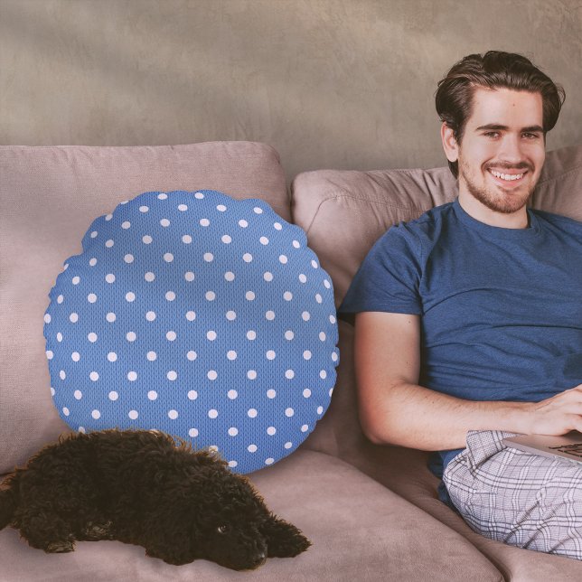 Cojín Redondo Dotty Delight Blue (A Dotty Delight Blue Round Pillow on the sofa.)