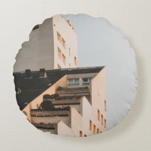 COJÍN REDONDO EDIFICIO DE CONCRETO BLANCO