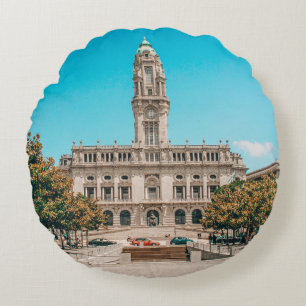 COJÍN REDONDO EDIFICIO DE CONCRETO BLANCO BAJO CIELO AZUL DURANT