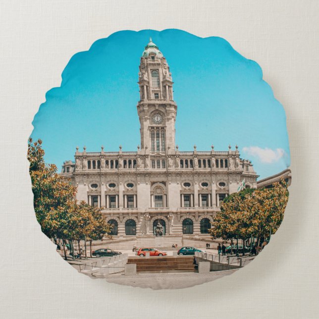 COJÍN REDONDO EDIFICIO DE CONCRETO BLANCO BAJO CIELO AZUL DURANT (Anverso)