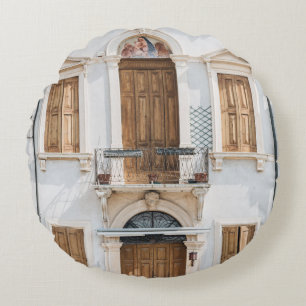 COJÍN REDONDO EDIFICIO DE CONCRETO BLANCO CON PUERTAS DE MADERA 