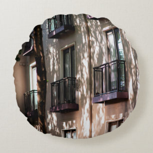 COJÍN REDONDO EDIFICIO DE CONCRETO MARRÓN DURANTE EL DÍA-4