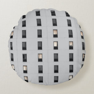 Cojín Redondo Edificio de hormigón blanco y negro