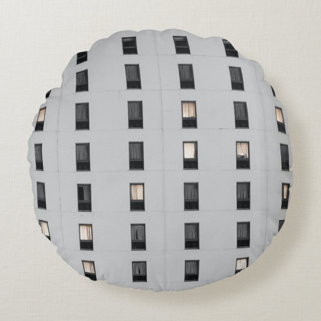 Cojín Redondo Edificio de hormigón blanco y negro (Anverso)
