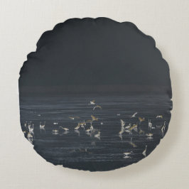 Cojín Redondo Egrets En El Océano Azul Medianoche
