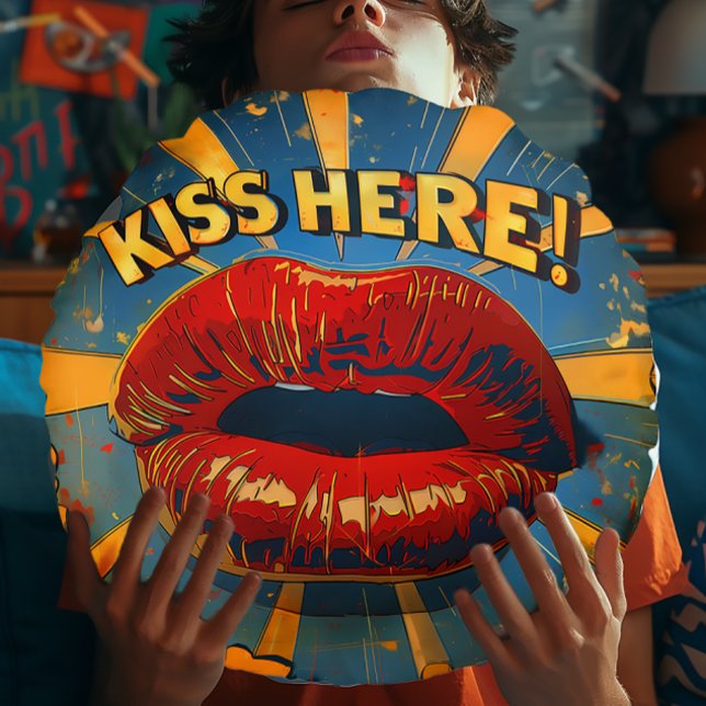 Cojín Redondo ¡El "Beso" del Pop Retro Divertido! (Funny Comic Style Retro "Kiss Here" Pop-Art Round Pillow)