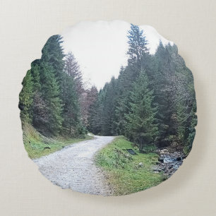 Cojín Redondo El camino entre pinos - Naturaleza salvaje Rumania