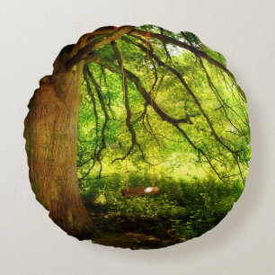 Cojín Redondo El columpio de árbol en el bosque verde