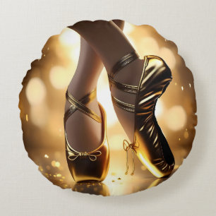 Cojín Redondo Elegancia Dorada: Zapatos de Bailarina sobre Bokeh