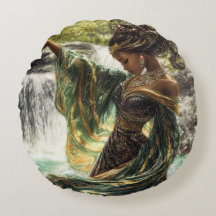 Encantadora diosa por una cascada mágica