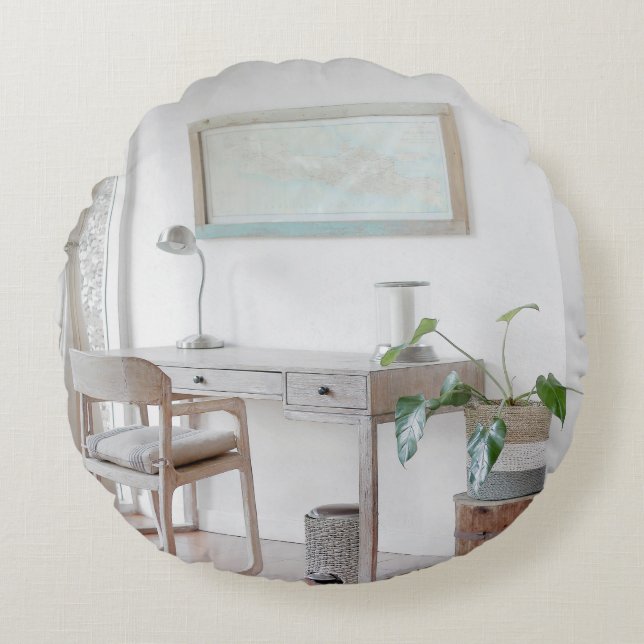 COJÍN REDONDO ESCRITORIO VACÍO CERCA DE LA CORTINA (Anverso)