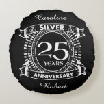 Cojín Redondo escudo plateado del 25 aniversario del boda<br><div class="desc">Un diseño romántico para celebrar tu 25 aniversario de matrimonio. Si quieres ayuda para personalizar este diseño, por favor contacta conmigo, es un botón de preguntar a este diseñador, justo debajo de este texto. Este escudo de 25 años y 25 años de aniversario boda tiene el texto plateado pues ese...</div>