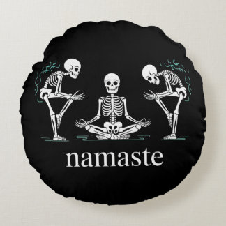 Cojín Redondo Esqueletos de Namaste - Divertida Halloween del Yo