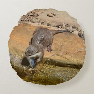 Cojín Redondo **"Festín Pondside: Un Otter y su atracción"**