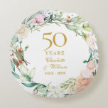 Cojín Redondo Floral de los Rosas de fotografía del 50 aniversar<br><div class="desc">Con una delicada garland floral acuática,  esta almohada botánica de conservas con 50 años de boda de moda puede ser personalizada con su información especial de aniversario en un elegante texto dorado y su foto al revés. Diseñado por Thisisnotme©</div>