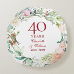 Cojín Redondo Floral del país del 40° aniversario del Boda de Ru<br><div class="desc">Con una delicada garland floral acuarela,  esta almohada botánica de conservas con motivo del cuadragésimo aniversario boda de la moda puede ser personalizada con su información especial de aniversario en un elegante texto rojo rubí y su foto al revés. Diseñado por Thisisnotme©</div>