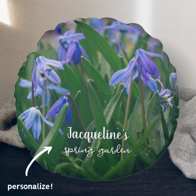 Cojín Redondo Flores de cilla azul en el jardín de primavera (Subido por el creador)