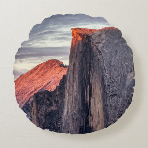 COJÍN REDONDO FORMACIÓN DE ROCAS MARRONES Y GRIS BAJO NUBES GRIS