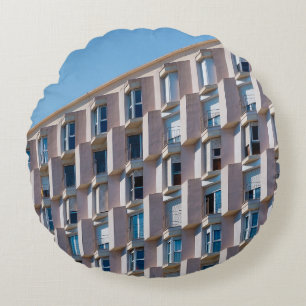 COJÍN REDONDO FOTO DE BAJO ÁNGULO DEL EDIFICIO DE CONCRETO GRIS