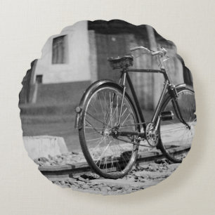 COJÍN REDONDO FOTO DE GRAYSCALE DE LA BICICLETA COMUTER