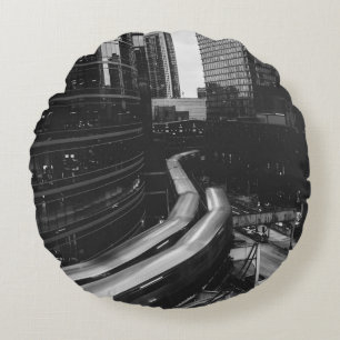 COJÍN REDONDO FOTO DE GRAYSCALE DE LA CIUDAD