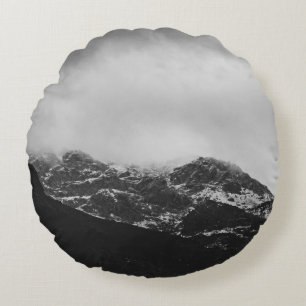 COJÍN REDONDO FOTO DE GRAYSCALE DE LA MONTAÑA CUBIERTA DE NIEVE