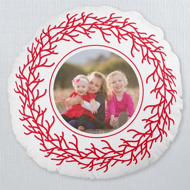 Cojín Redondo Foto de la corona roja y blanca (Photo modern Scandinavian red and white wreath holiday keepsake round pillow)