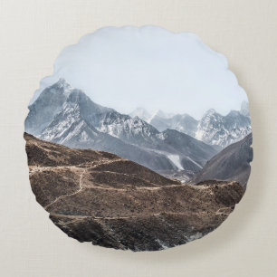 COJÍN REDONDO FOTO DE PAISAJE DE MONTAÑAS BAJO NUBES BLANCOS