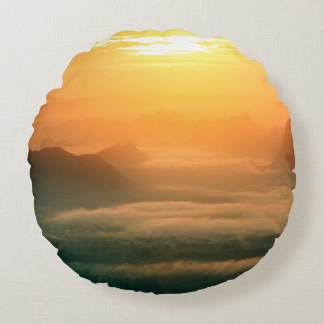 Cojín Redondo Foto de paisaje, hermosa niebla marina en la mañan (Anverso)