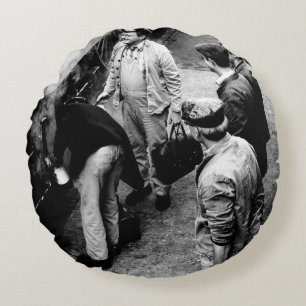 COJÍN REDONDO FOTO EN GRAYSCALE DE HOMBRES PARADOS AL LADO DEL T