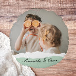 Cojín Redondo Foto familiar moderna y regalo personalizado de fá<br><div class="desc">Presentamos la foto familiar moderna y el regalo personalizado de la Casa de la Moneda! Este regalo único y reflexivo está diseñado para celebrar y apreciar los momentos especiales de su familia. Dé el regalo de recuerdos preciados y dulzura personalizada con el regalo de la Fábrica de la Moneda de...</div>