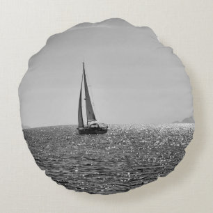 Cojín Redondo Foto moderna de Guay del barco de vela en verano