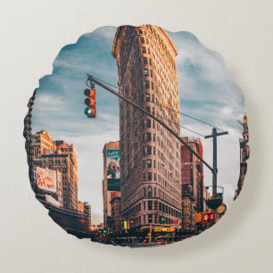 COJÍN REDONDO FOTOGRAFÍA ARQUITECTURAL DEL EDIFICIO MARRÓN