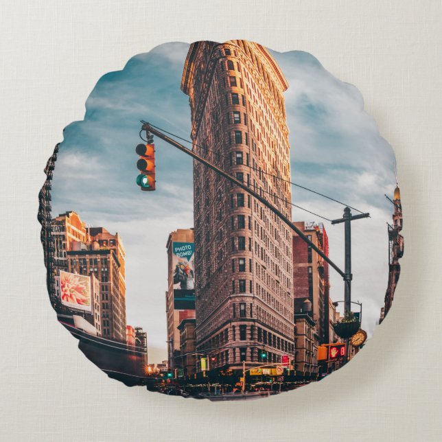 COJÍN REDONDO FOTOGRAFÍA ARQUITECTURAL DEL EDIFICIO MARRÓN (Anverso)