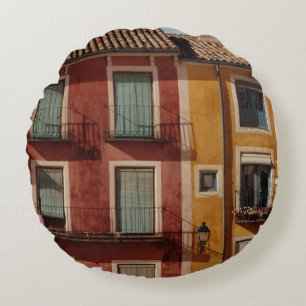 COJÍN REDONDO FOTOGRAFÍA DE CONSTRUCCIÓN DE CONCRETOS ROJOS Y 