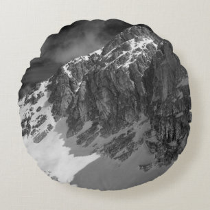 COJÍN REDONDO FOTOGRAFÍA DE GRAYSCALE DE MONTAÑA