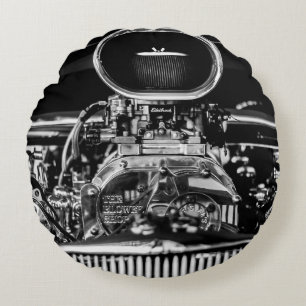 COJÍN REDONDO FOTOGRAFÍA DE GRAYSCALE DEL MOTOR DE VINTAGE CAR