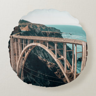 COJÍN REDONDO FOTOGRAFÍA DE PAISAJE DE PUENTE DE CONCRETO GRIS