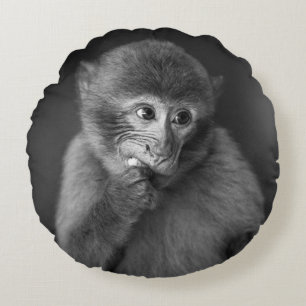 COJÍN REDONDO FOTOGRAFÍA DE SHALLOW FOCUS DE MONO NEGRO