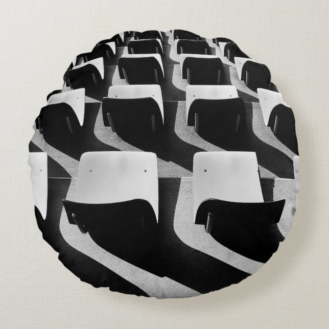 Cojín Redondo Fotografía en escala de grises de sillas sin gente (Anverso)