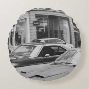 COJÍN REDONDO FOTOGRAFÍA GRISÁFICA DE LOS AUTOS EN LA CARRETER