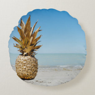 Cojín Redondo Fruto de piña marrón en la orilla del mar