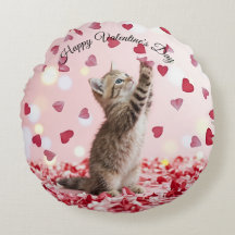 Gatito Adorable Atrapando Pétalos de Corazón de Sa
