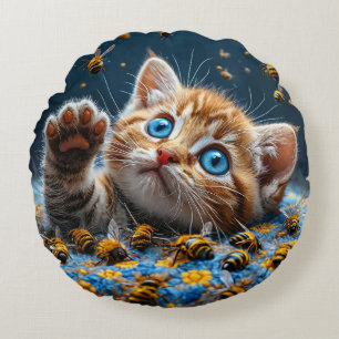 Cojín Redondo Gatito Adorable Interactuando con Abejas